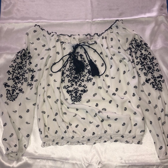 boutique Tops - Off the shoulder boutique top